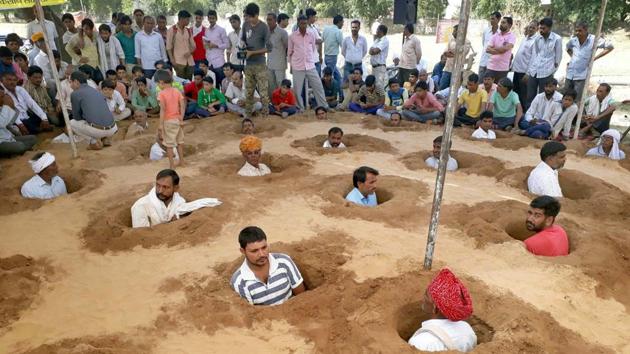 Thirty three farmers, including 11 women, have given up food on Saturday. (HT File Photo) Thirty three farmers, including 11 women, have given up food on Saturday. (HT File Photo)