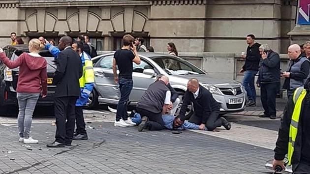 A handout picture obtained from the twitter user @StefanoSutter shows a man being restrained alongside vehicles (centre R) on Exhibition Road, in between the Victoria and Albert museum and the Natural History Museum, in London on October 7, 2017. (AFP Photo) A handout picture obtained from the twitter user @StefanoSutter shows a man being restrained alongside vehicles (centre R) on Exhibition Road, in between the Victoria and Albert museum and the Natural History Museum, in London on October 7, 2017. (AFP Photo)