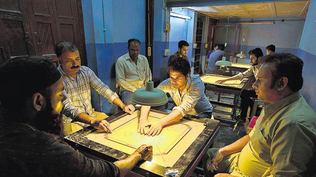 Arshad Mirza’s (right) Mirza Club is located in a living room on the ground floor of a haveli, famous as the Bada Makan, in the Pahadi Bhojla area, near Jama Masjid.(Sanchit Khanna/HT Photo) Arshad Mirza’s (right) Mirza Club is located in a living room on the ground floor of a haveli, famous as the Bada Makan, in the Pahadi Bhojla area, near Jama Masjid.(Sanchit Khanna/HT Photo)