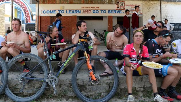 Mountain bike riders eat at the rest area in Bagshed about 50km from Mandi in the northern Indian state of Himachal Pradesh. (AFP / SAJJAD HUSSAIN) Mountain bike riders eat at the rest area in Bagshed about 50km from Mandi in the northern Indian state of Himachal Pradesh. (AFP / SAJJAD HUSSAIN)