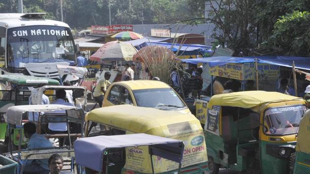 Apart from vendors, auto-rickshaw drivers too add to the chaos by parking vehicles in a haphazard manner on the service roads and main carriageway. (Sunil Ghosh /HT Photo) Apart from vendors, auto-rickshaw drivers too add to the chaos by parking vehicles in a haphazard manner on the service roads and main carriageway. (Sunil Ghosh /HT Photo)