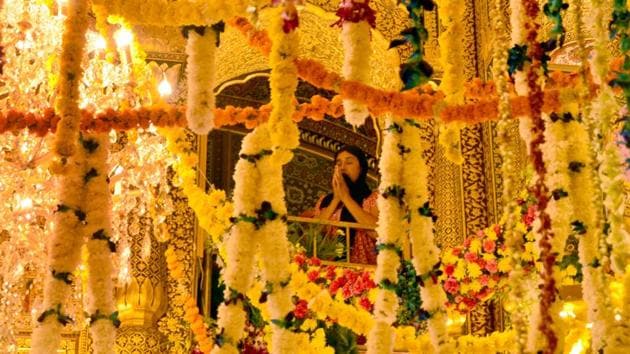 A devotee paying obeisance at the Golden Temple on the occasion of Guru Ram Das’s birth anniversary. (Sameer Sehgal/HT)