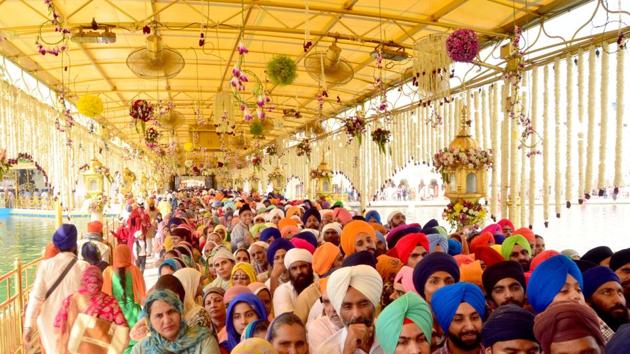 Devotees paying obeisance at Golden Temple on Gurpurab of Guru Ram Das, the founder of Amritsar on Saturday. (Sameer Sehgal/HT)