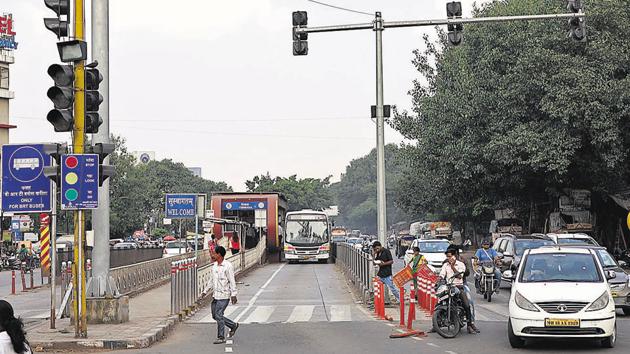 Ahmednagar road BRTS is one of the routes to be scrapped to give way to the proposed Metro. (RAHUL RAUT/HT PHOTO) Ahmednagar road BRTS is one of the routes to be scrapped to give way to the proposed Metro. (RAHUL RAUT/HT PHOTO)