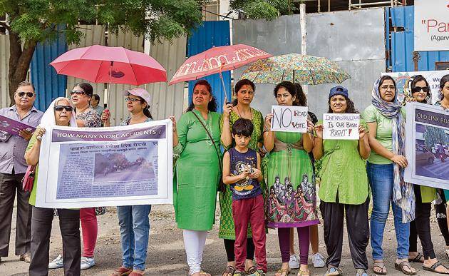 Residents of societies in and around the Baner Pashan Link road organised a peaceful protest on Saturday.(Sanket Wankhade/HT PHOTO)