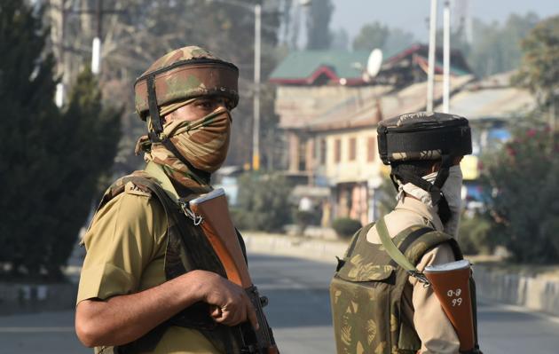 Policeman stands guard in Srinagar on October 3, 2017.(AFP)