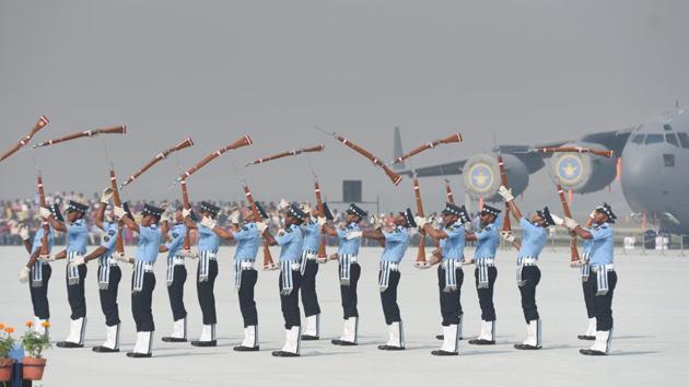 Indian Air Force personnel perform a drill with rifles during the 85th Air Force Day parade at Hindon Air Force base. (Sushil Kumar / HT Photo)
