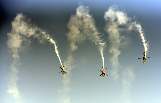 Air warriors showing their skills on the 85th Anniversary of Indian Air Force at Hindon Air Base. (Sushil Kumar/HT PHOTO) Air warriors showing their skills on the 85th Anniversary of Indian Air Force at Hindon Air Base. (Sushil Kumar/HT PHOTO)