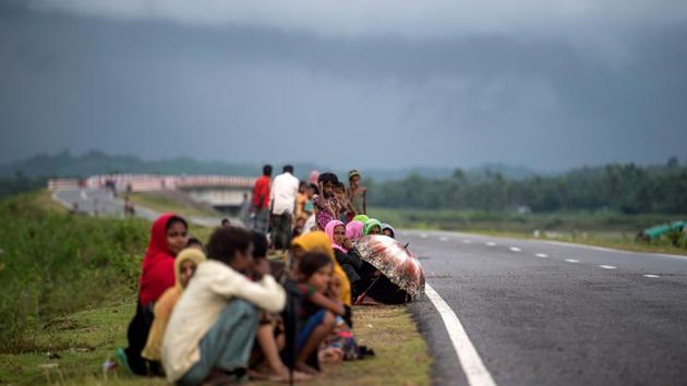 Refugees wait on a road in Bangladesh's Ukhia district on September 28, 2017. (AFP Photo) Refugees wait on a road in Bangladesh's Ukhia district on September 28, 2017. (AFP Photo)