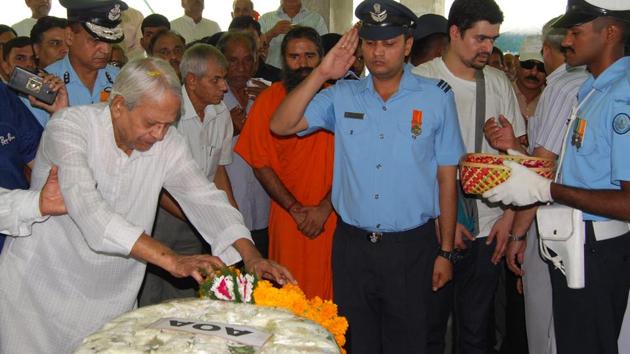 An elderly family member of late Squadron Leader S Tiwari garlands the body at the Ghaziabad cremation ground on Sunday. Yoga guru Baba Ramdev was also present for the last rites. (HT Photo) An elderly family member of late Squadron Leader S Tiwari garlands the body at the Ghaziabad cremation ground on Sunday. Yoga guru Baba Ramdev was also present for the last rites. (HT Photo)