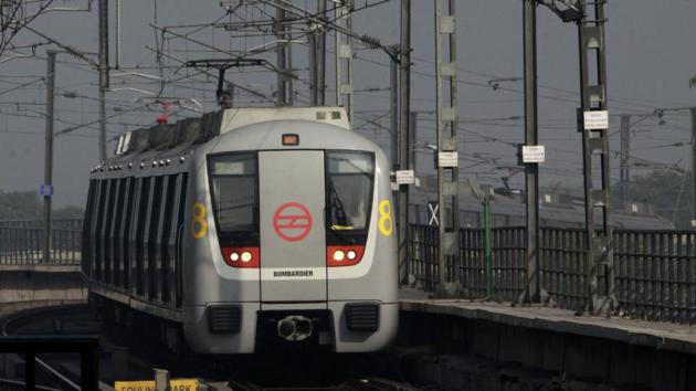 The incident took place before the Kashmere Gate metro station when a train coming from Dilshad Garden was stuck at the Yamuna Bridge. Since it was Sunday and incident took place at 6:30 am, there was not much crowd.
