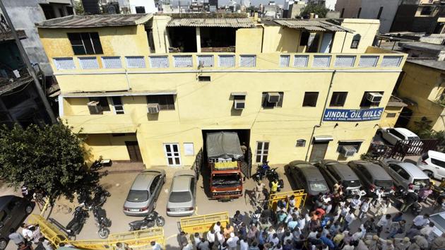 Urmila Jindal and her three daughters, Sangeeta Gupta, 56, Nupur, 48 and Anjali, 38, were found dead in their first floor flat, while the body of their 42-year-old security guard, Rakesh, was found in the parking area of this haveli. (Sonu Mehta/HT PHOTO) Urmila Jindal and her three daughters, Sangeeta Gupta, 56, Nupur, 48 and Anjali, 38, were found dead in their first floor flat, while the body of their 42-year-old security guard, Rakesh, was found in the parking area of this haveli. (Sonu Mehta/HT PHOTO)