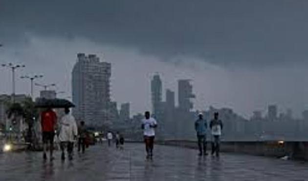 Carry your umbrellas, Mumbaiites, there will be thundershowers this week.(HT File)