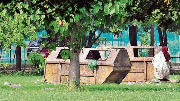 Besides a dozen dustbins kept at the Students Centre, the university has installed green and blue bins in many areas following the UT directive of segregation of wet and dry garbage but all in vain. (Karun Sharma/HT) Besides a dozen dustbins kept at the Students Centre, the university has installed green and blue bins in many areas following the UT directive of segregation of wet and dry garbage but all in vain. (Karun Sharma/HT)