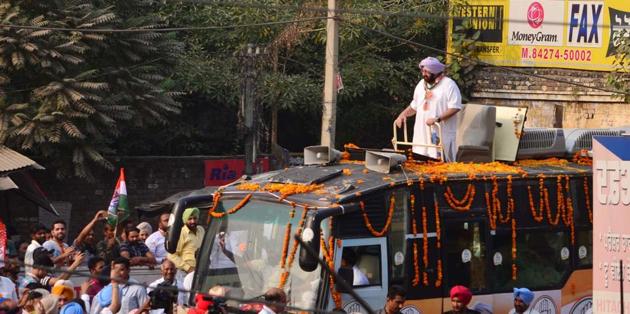 Punjab chief minister Captain Amarinder Singh during a road show in Batala on Monday. (Sameer Sehgal/HT) Punjab chief minister Captain Amarinder Singh during a road show in Batala on Monday. (Sameer Sehgal/HT)