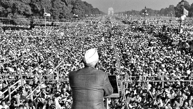 Former Prime Minister Chaudhary Charan addressing a rally at Boat Club on December 22, 977.(N Thyagarajan / HT FILE)