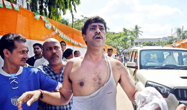 A Cong worker in torn clothes after fisticuffs broke out during a meeting at party office in Patna on Monday. (Santosh/HT photo) A Cong worker in torn clothes after fisticuffs broke out during a meeting at party office in Patna on Monday. (Santosh/HT photo)
