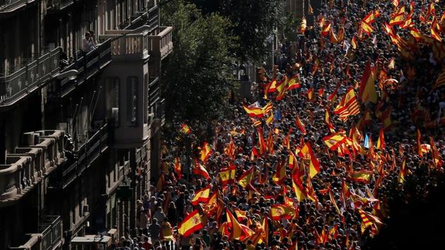 Protesters hold Spanish flags during a demonstration called by ‘Societat Civil Catalana’ (Catalan Civil Society) to support the unity of Spain on October 8, 2017 in Barcelona. (AFP Photo) Protesters hold Spanish flags during a demonstration called by ‘Societat Civil Catalana’ (Catalan Civil Society) to support the unity of Spain on October 8, 2017 in Barcelona. (AFP Photo)