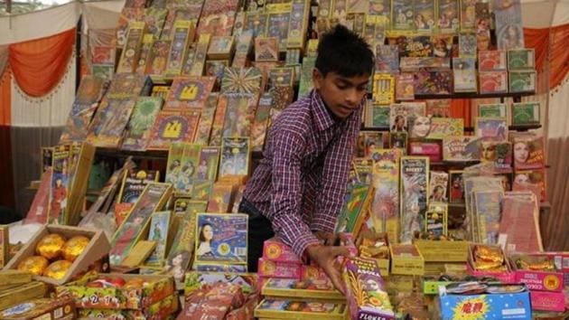 There will be no ban on firecrackers in Maharashtra, the state environment minister said on Tuesday. (HT File) There will be no ban on firecrackers in Maharashtra, the state environment minister said on Tuesday. (HT File)