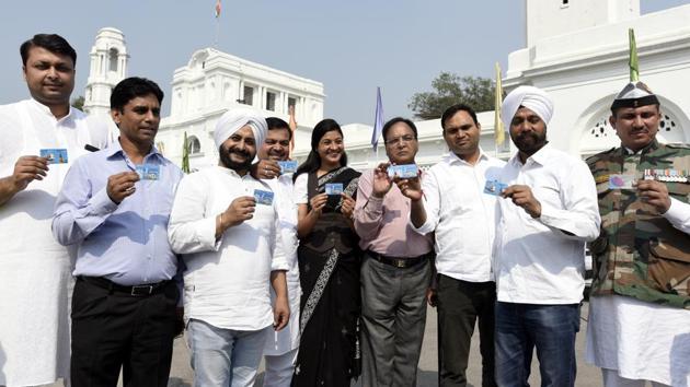 AAP MLAs show their Metro smart cards at Delhi Assembly on Tuesday. The Aam Aadmi Party (AAP) on Tuesday announced it would launch a protest from Wednesday evening at all the metro stations demanding rollback of the fare hike (Sonu Mehta/HT PHOTO) AAP MLAs show their Metro smart cards at Delhi Assembly on Tuesday. The Aam Aadmi Party (AAP) on Tuesday announced it would launch a protest from Wednesday evening at all the metro stations demanding rollback of the fare hike (Sonu Mehta/HT PHOTO)
