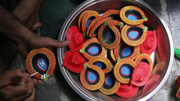 In all shapes and sizes: Diyas being readied for Diwali at Kumbharwada in Dharavi. (Pramod Thakur/HT Photo)