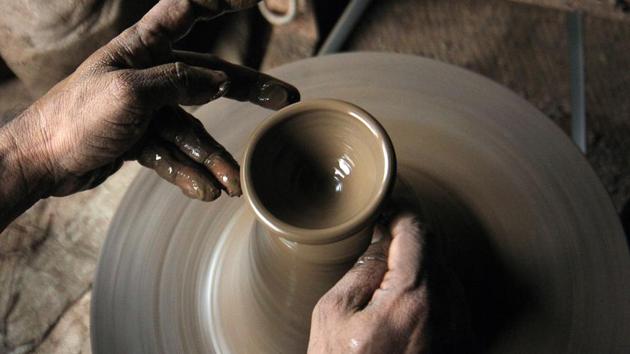 Handle with care: An artist moulds the diya. (Pramod Thakur/HT Photo)