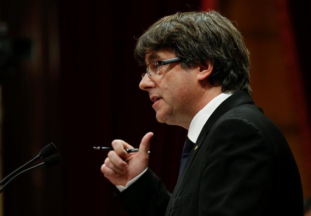 Catalan president Carles Puigdemont speaks in the Catalonian regional parliament in Barcelona on October 10, 2017.(Reuters)