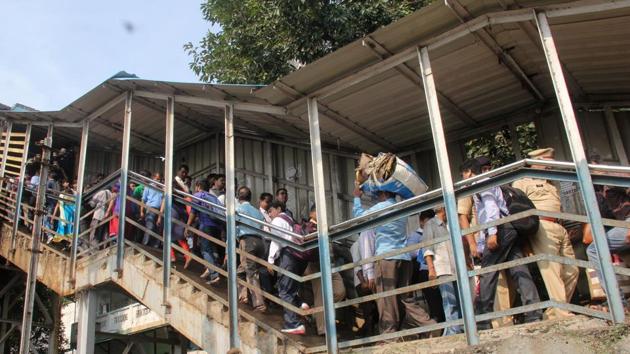 The report suggests widening of staircase at Elphinstone Road station. (HT FILE) The report suggests widening of staircase at Elphinstone Road station. (HT FILE)