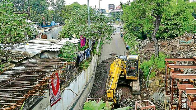 Slum encroachment left JNNURM to build only one lane of Pune Airport to Kalyaninagar underpass from Airport side on Pune - Ahmednagar road. (HT PHOTO) Slum encroachment left JNNURM to build only one lane of Pune Airport to Kalyaninagar underpass from Airport side on Pune - Ahmednagar road. (HT PHOTO)