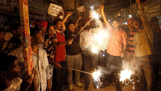 Delhi firecracker traders light crackers to protest against the Supreme Court ban on their sale in Delhi-NCR.(HT Photo)