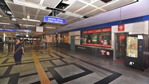 The counters at Delhi Metro were deserted due to protests against the fare hike at Vishwavidhyalaya Metro Station in New Delhi. (Sushil Kumar/HT Photo) The counters at Delhi Metro were deserted due to protests against the fare hike at Vishwavidhyalaya Metro Station in New Delhi. (Sushil Kumar/HT Photo)