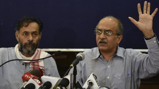Swaraj India was founded by Yogendra Yadav and Prashant Bhushan. The party said the Delhi government’s representatives did not attend the DMRC board meeting before the fares of Metro were hiked.(Ravi Choudhary/HT Photo)