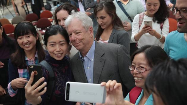 University of Chicago professor Richard Thaler poses for pictures following a reception at the university after learning he had been awarded the 2017 Sveriges Riksbank Prize in Economic Sciences in Memory of Alfred Nobel on October 9, Chicago, Illinois(AFP)