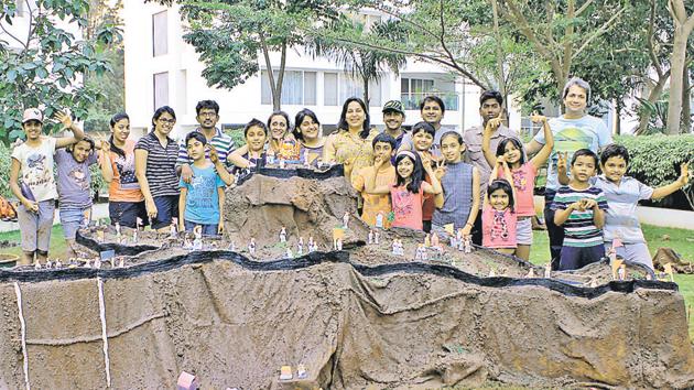 Children pose after the Killa-making workshop organised by Hands Full of Earth (HFOE) during the Diwali festive season in 2016.(HT PHOTO)
