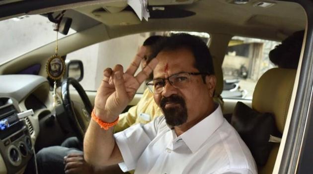 Mumbai Mayor Vishwanath Mahadeshwar continues to travel in vehicle fitted with the red beacon. (HT File) Mumbai Mayor Vishwanath Mahadeshwar continues to travel in vehicle fitted with the red beacon. (HT File)