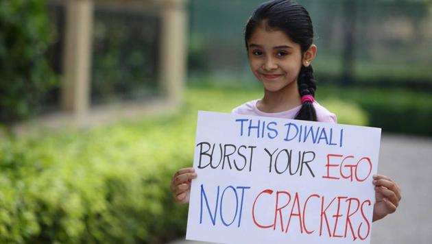 Students of Vidya Valley School have been busy making placards with slogans, raising awareness about a clean and noise-free Diwali. (HT PHOTO) Students of Vidya Valley School have been busy making placards with slogans, raising awareness about a clean and noise-free Diwali. (HT PHOTO)
