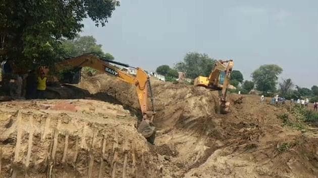 The district administration team engaged in the rescue effort in Bharatpur on Wednesday. (HT PHOTO) The district administration team engaged in the rescue effort in Bharatpur on Wednesday. (HT PHOTO)