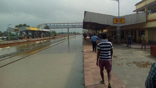 Submerged railway tracks at Kajra station in Bihar’s Lakhisarai district temporarily disrupted movement of trains on Wednesday.(Pankaj Kumar/HT photo)