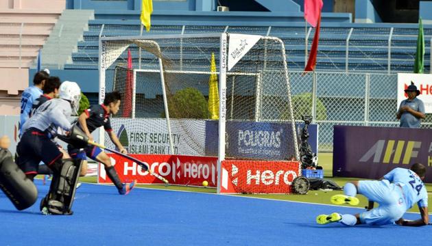 SV Sunil scores Indian hockey team’s first goal against Japan in their Asia Cup hockey opening match in Dhaka on Wednesday.(HT Photo)