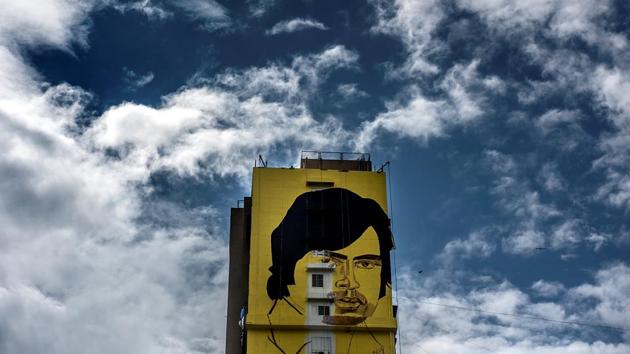 Artist Ranjit Dahiya  makes a 230-ft mural of Bachchan’s iconic look from Deewar (1975) on the wall of a society in Bandra. (Satish Bate/HT Photo) 