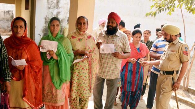 A queue at a polling station in the village Kala Afghana in Batala under the Gurdaspur LS segment on Wednesday, October 11. (Sameer Sehgal/HT) A queue at a polling station in the village Kala Afghana in Batala under the Gurdaspur LS segment on Wednesday, October 11. (Sameer Sehgal/HT)