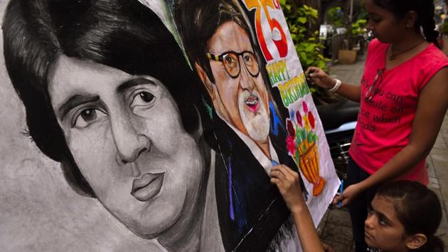 Students get ready to congratulate the actor. (Anshuman Poyrekar/HT Photo) 