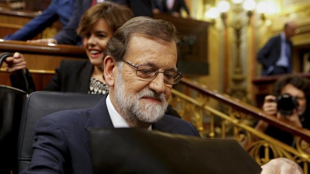 Prime Minister Mariano Rajoy opens his briefcase at the Spanish parliament in Madrid, Spain on October 11. (AP Photo) Prime Minister Mariano Rajoy opens his briefcase at the Spanish parliament in Madrid, Spain on October 11. (AP Photo)