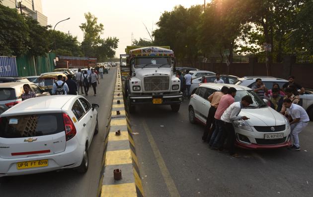 A truck stuck due to unauthorized parking outside Amity University in Sector 126 in Noida. (Virendra Singh Gosain/HT PHOTO) A truck stuck due to unauthorized parking outside Amity University in Sector 126 in Noida. (Virendra Singh Gosain/HT PHOTO)