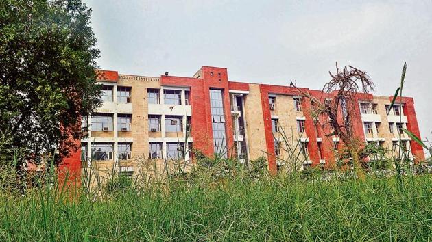 Wild growth near the biomedical sciences department in Block 2 of the PU south campus in Sector 25, Chandigarh. There is always the fear of encountering snakes here.(Karun Sharma/HT)