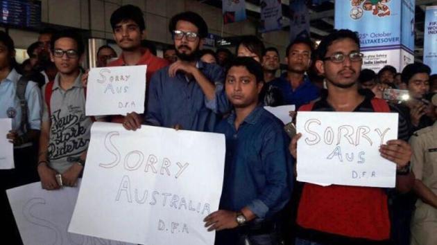 Fans turned up in huge numbers to apologise to the Australian cricket team for the rock hurling incident.(Glenn Mitchell/Twitter)