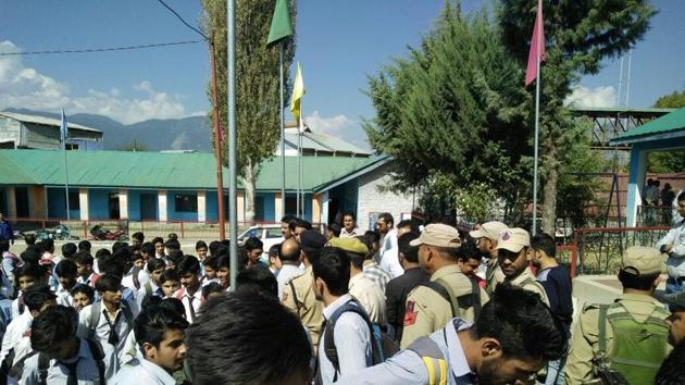 Students protest against the alleged disrespect to national anthem by a government official at Government Model Boys’ Higher Secondary School in Kishtwar on Thursday.(HT PHOTO)