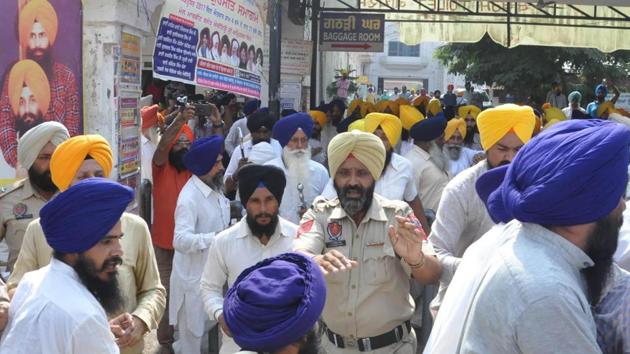 Brandishing swords, members of a group of “parallel jathedars” clash with members of the SGPC task force near the entrance of the Golden Temple complex, In Amritsar on Thursday. (Sameer Sehgal /HT) Brandishing swords, members of a group of “parallel jathedars” clash with members of the SGPC task force near the entrance of the Golden Temple complex, In Amritsar on Thursday. (Sameer Sehgal /HT)