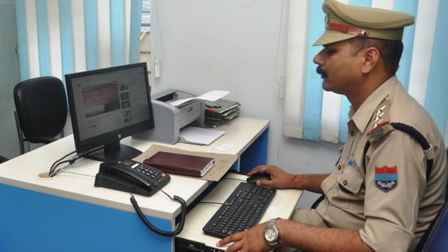 An officer of Dehradun Police’s Cyber Crimes division at work.(HT file photo)