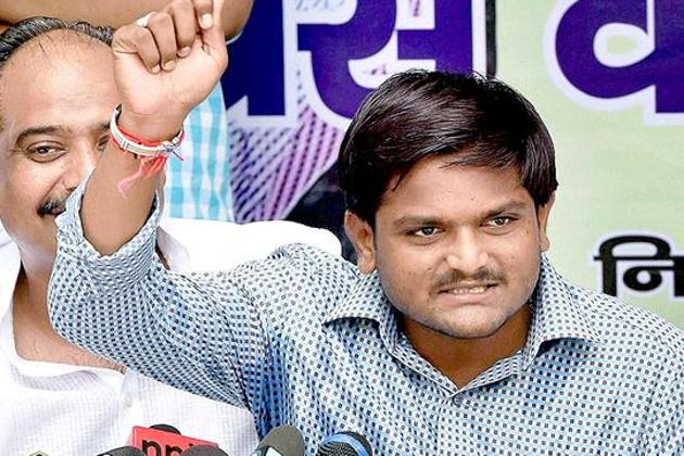 Patidar leader Hardik Patel said interacting with Congress president Rahul Gandhi this time would be difficult because he was busy with rallies in north Gujarat.(HT File)